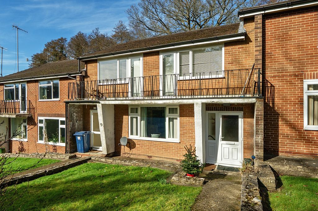 2 bed maisonette for saleWeydown Road, Haslemere GU27