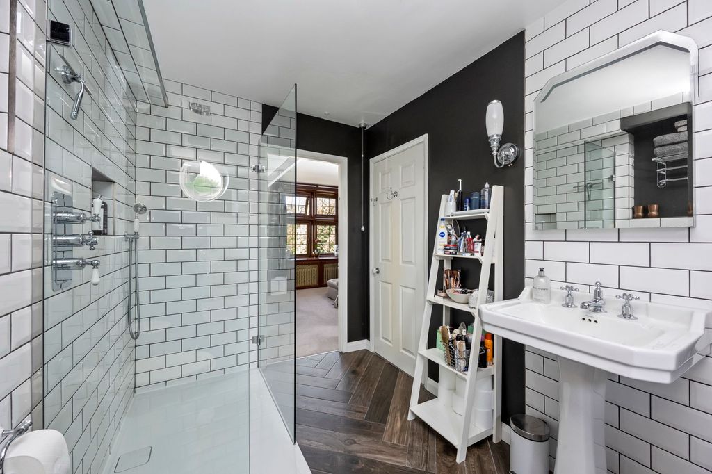 3 bed flat for saleDenne Park, Denne Park House Denne Park RH13 photo 4