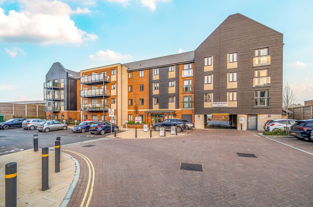 Additional image 3 of 2 bed flat for saleStation Road, Hook, Hampshire RG27