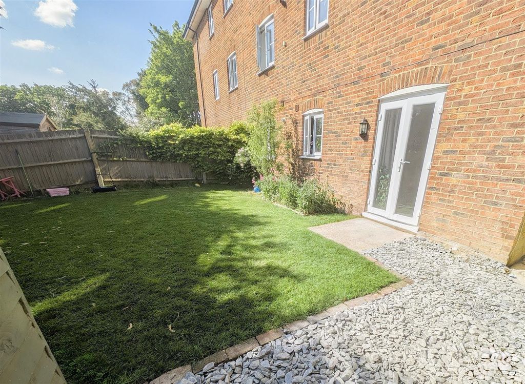 2 bed flat for saleStation Road, Heathfield TN21 photo 3
