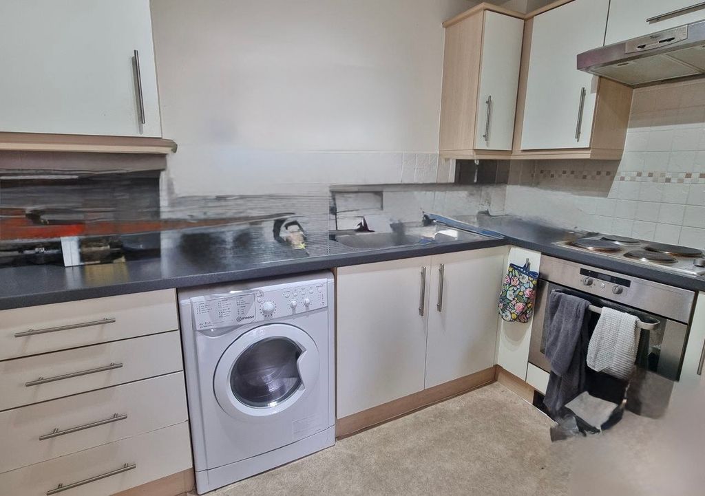 2 bed flat for saleLittle Hackets, Leigh Park PO9 photo 2