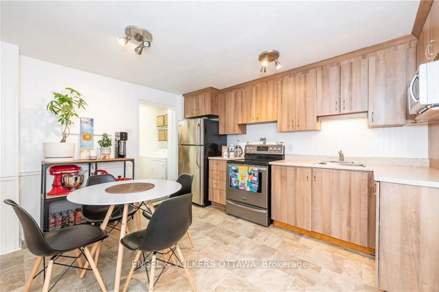223 Carruthers Avenue photo 5