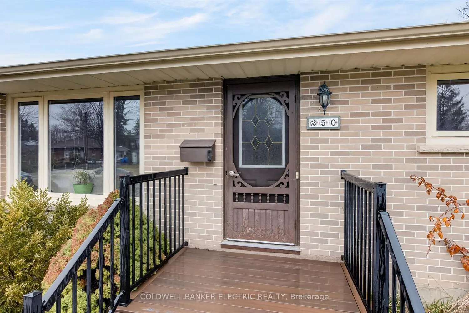 250 Collison Crescent photo 3