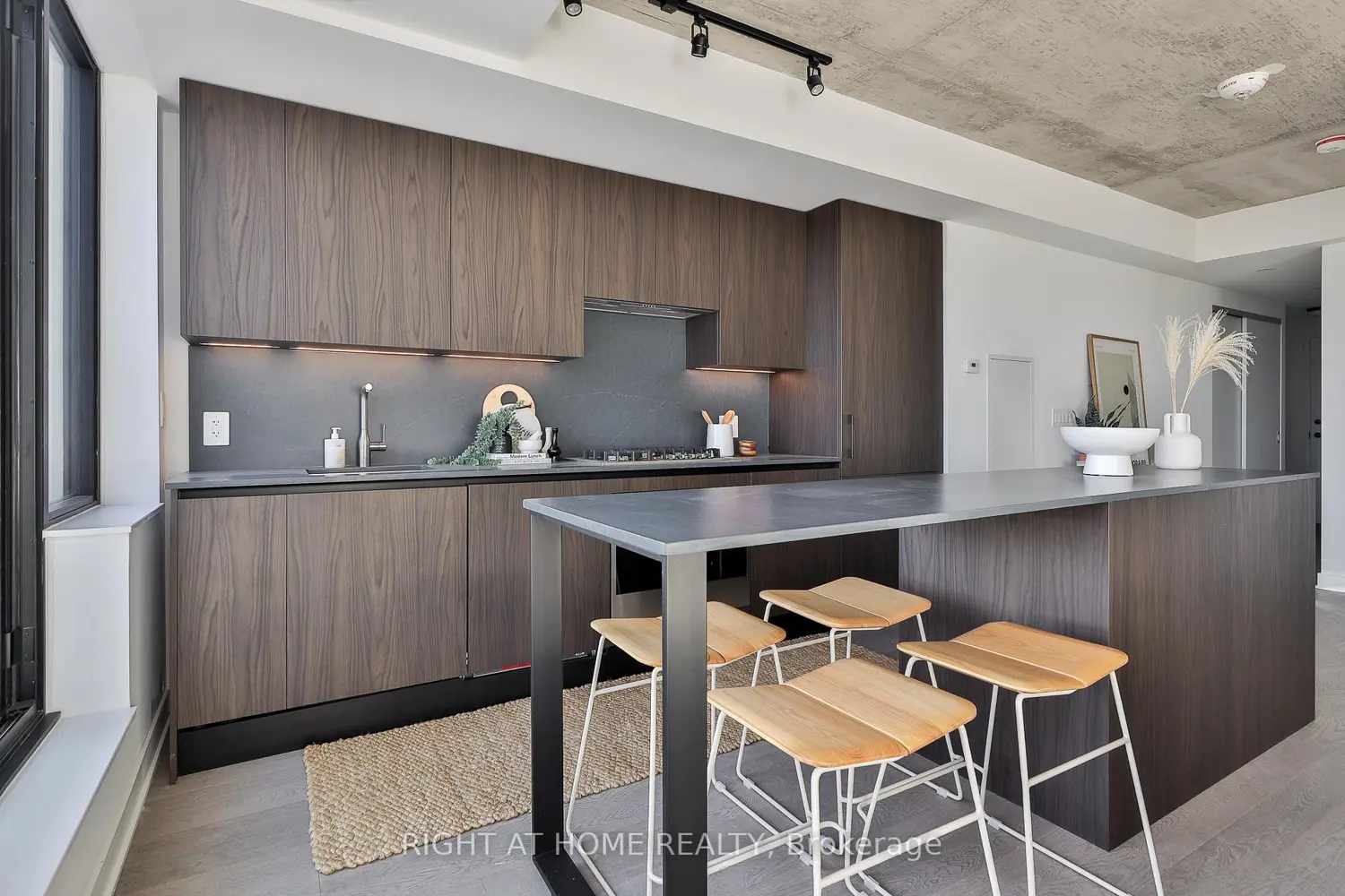2720 Dundas Street 607 photo 2