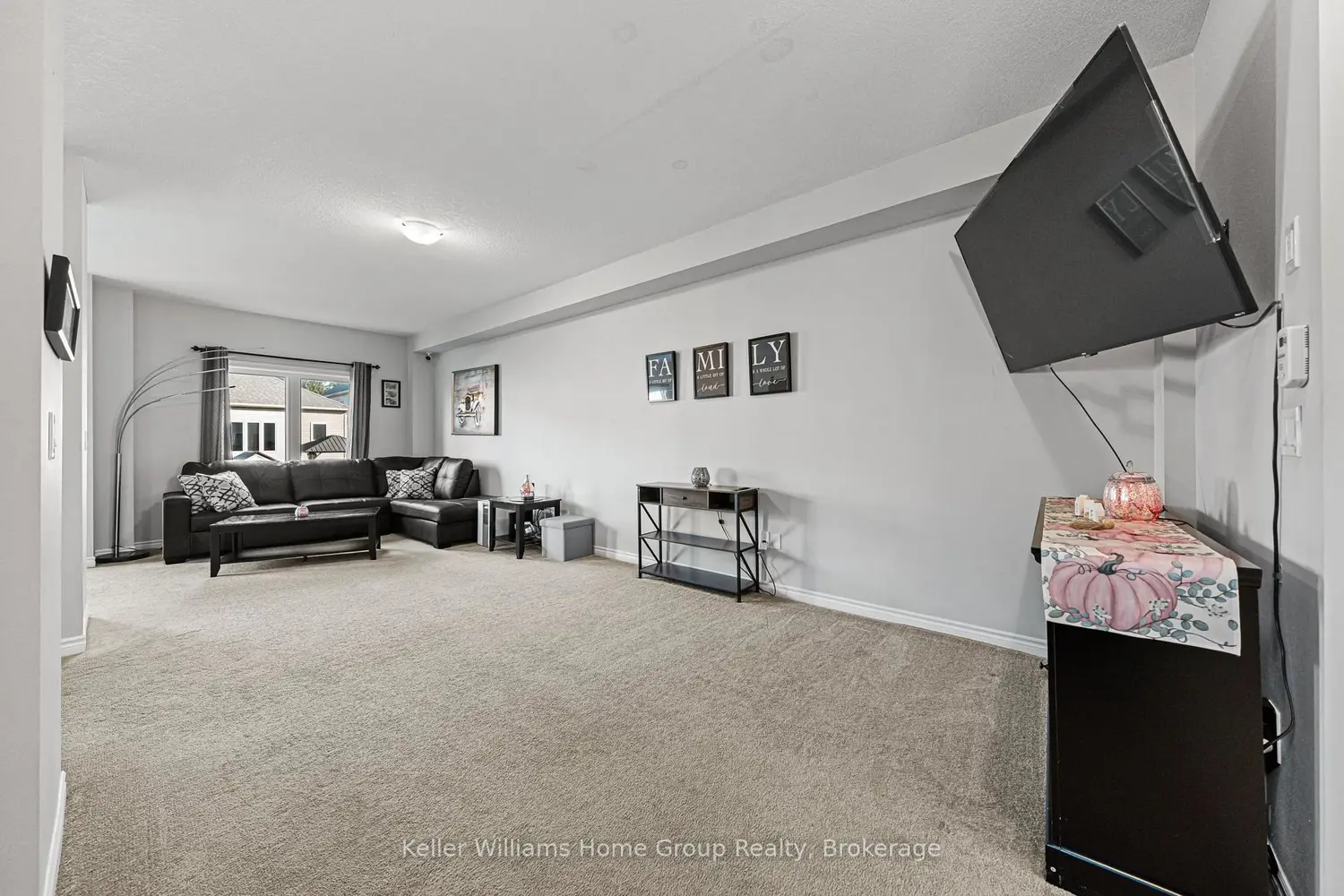 24 Courtney Street photo 3