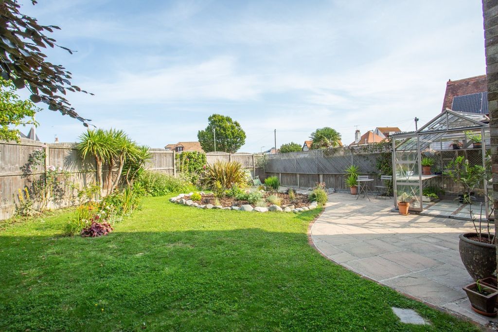 5 bed detached house for saleRidgeway Cliff, Herne Bay, Kent CT6 photo 4