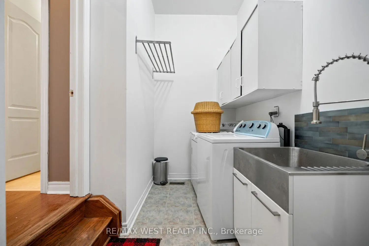 3374 Artesian Drive photo 5
