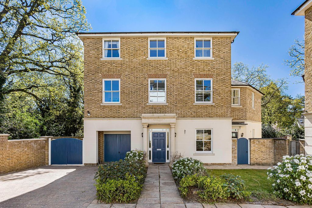 6 bed detached house for saleNoahs Court Gardens, Hertford SG13
