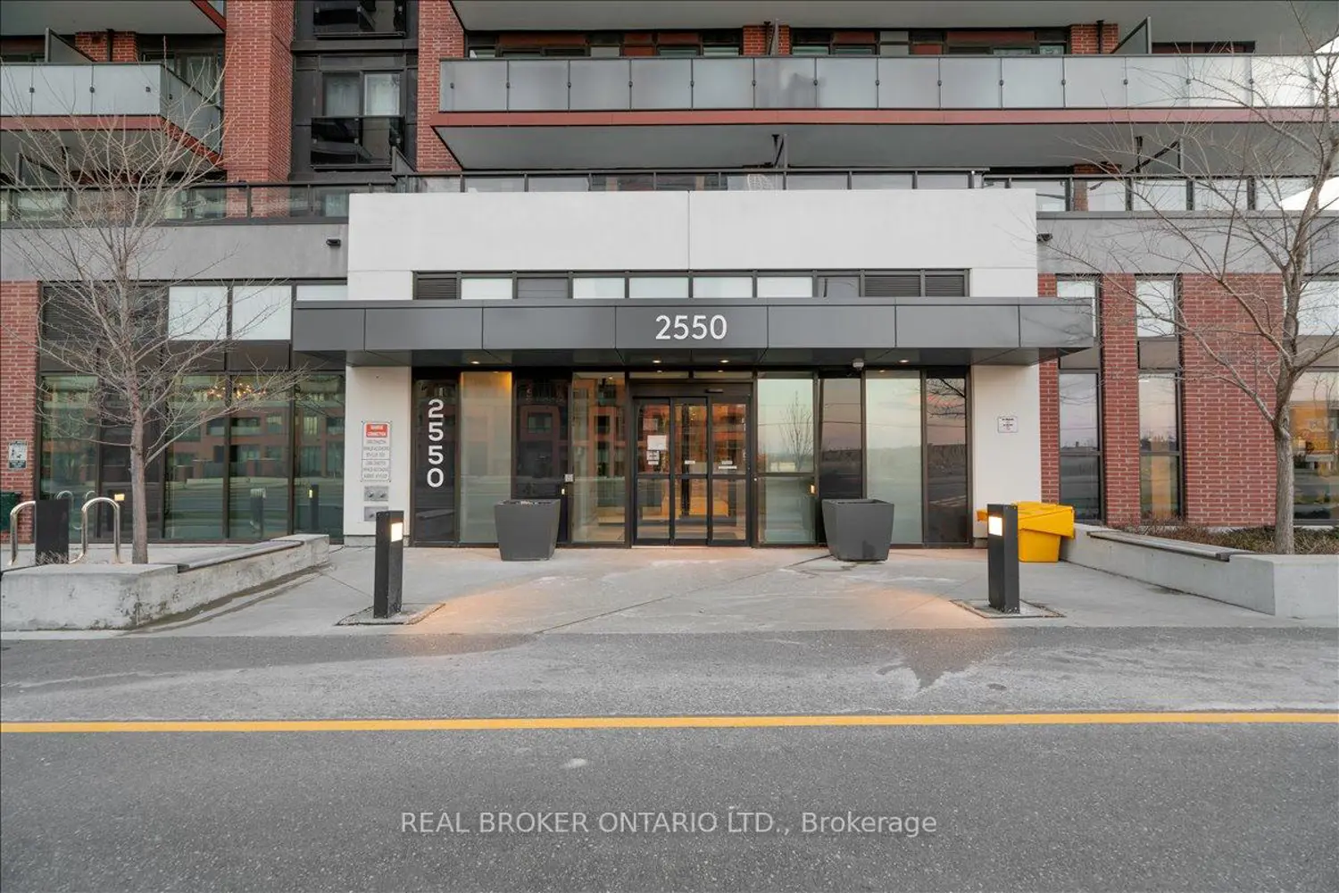 2550 Simcoe Street 715 photo 2