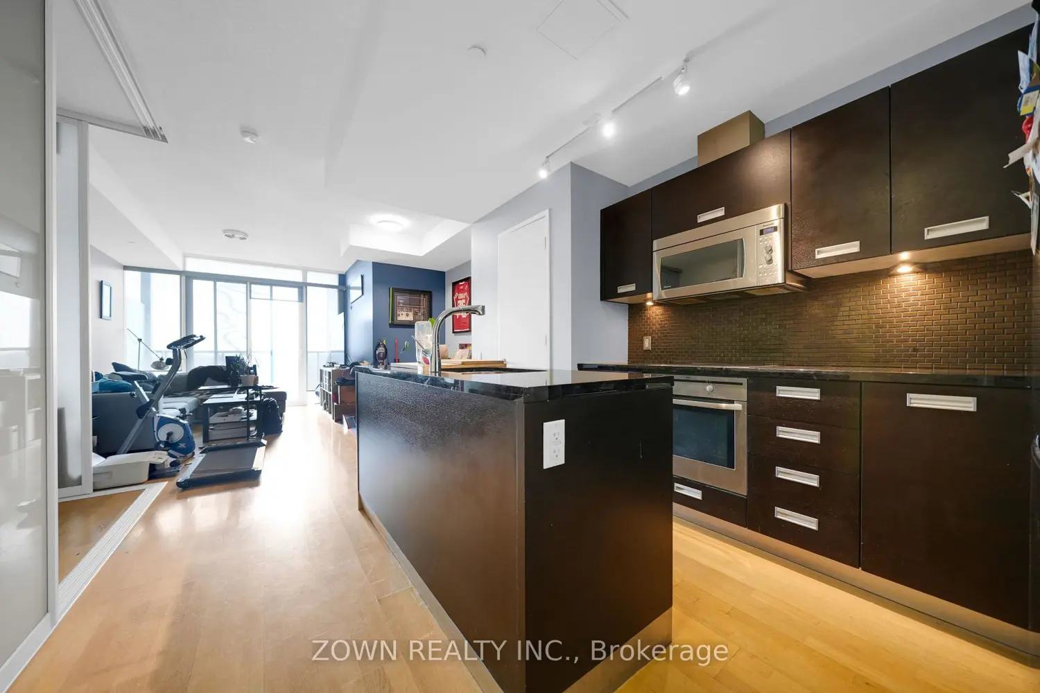 88 Park Lawn Road 1002 photo 4