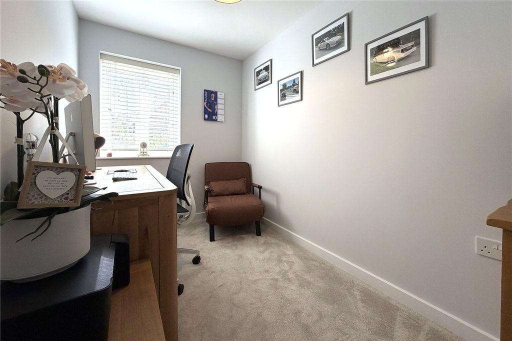 Additional image 7 of 3 bed detached house for saleDeepford Crescent, Hook, Hampshire RG27