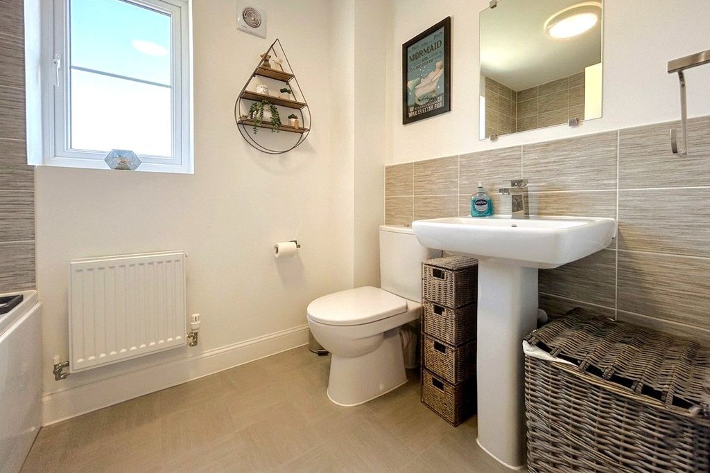 Additional image 18 of 5 bed detached house for saleViney Close, Hook, Hampshire RG27