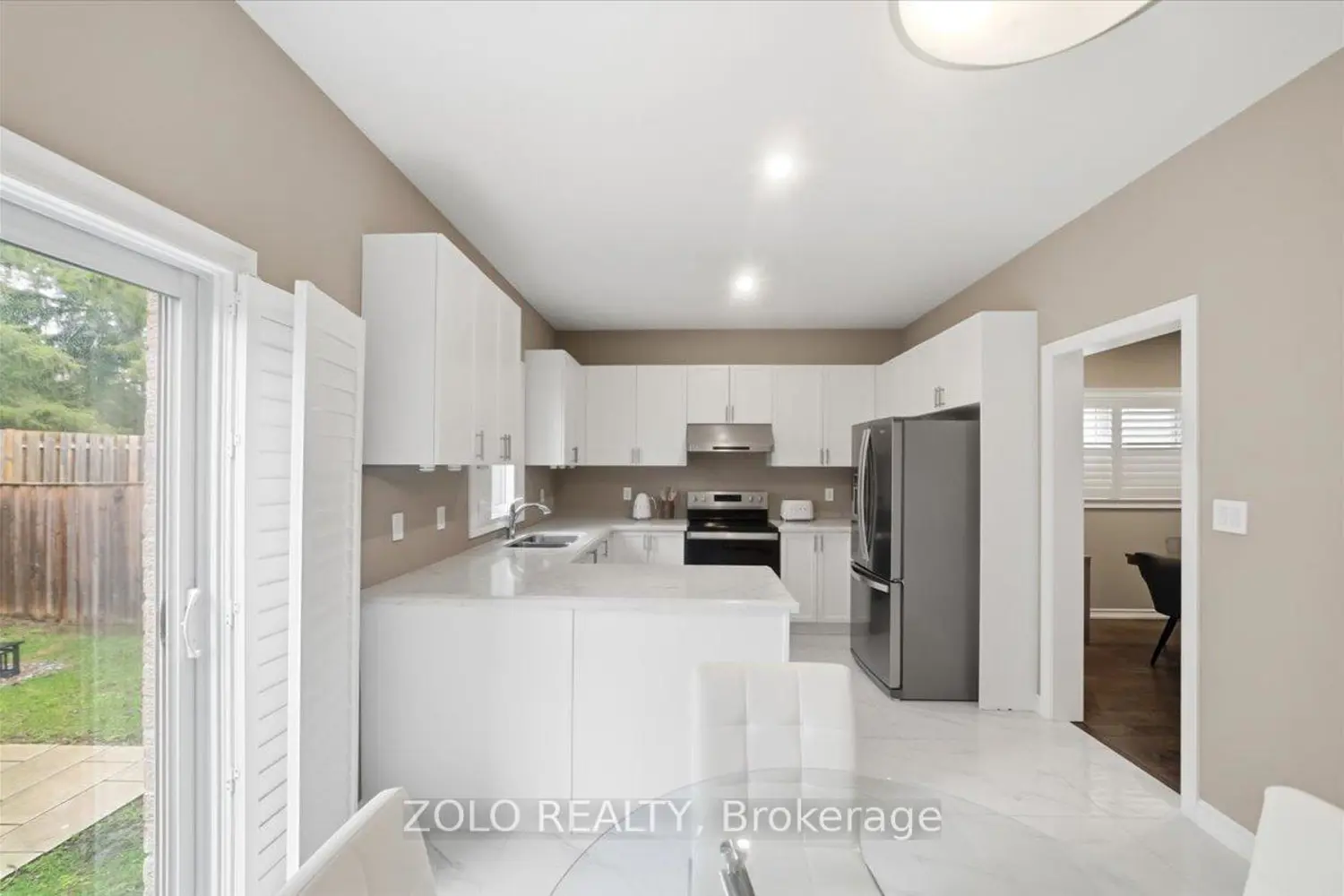 52 Claxton Crescent photo 4