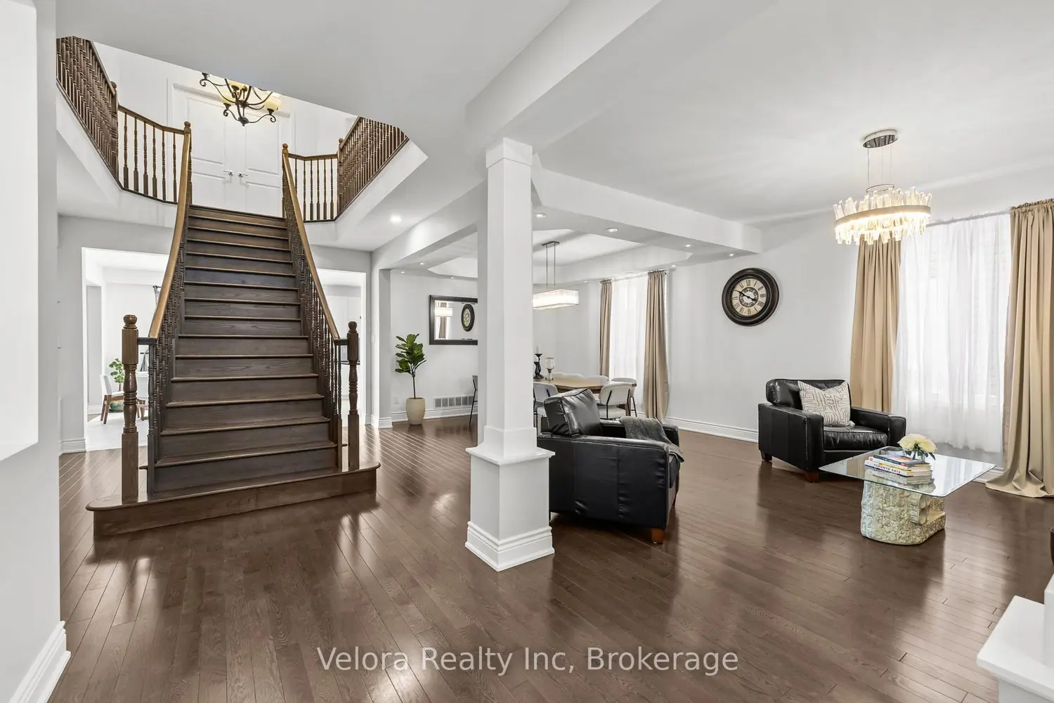 208 Rover Street photo 2