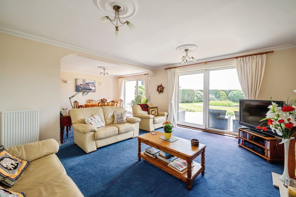 Additional image 7 of 3 bed flat for saleSea Front, Hayling Island, Hampshire PO11