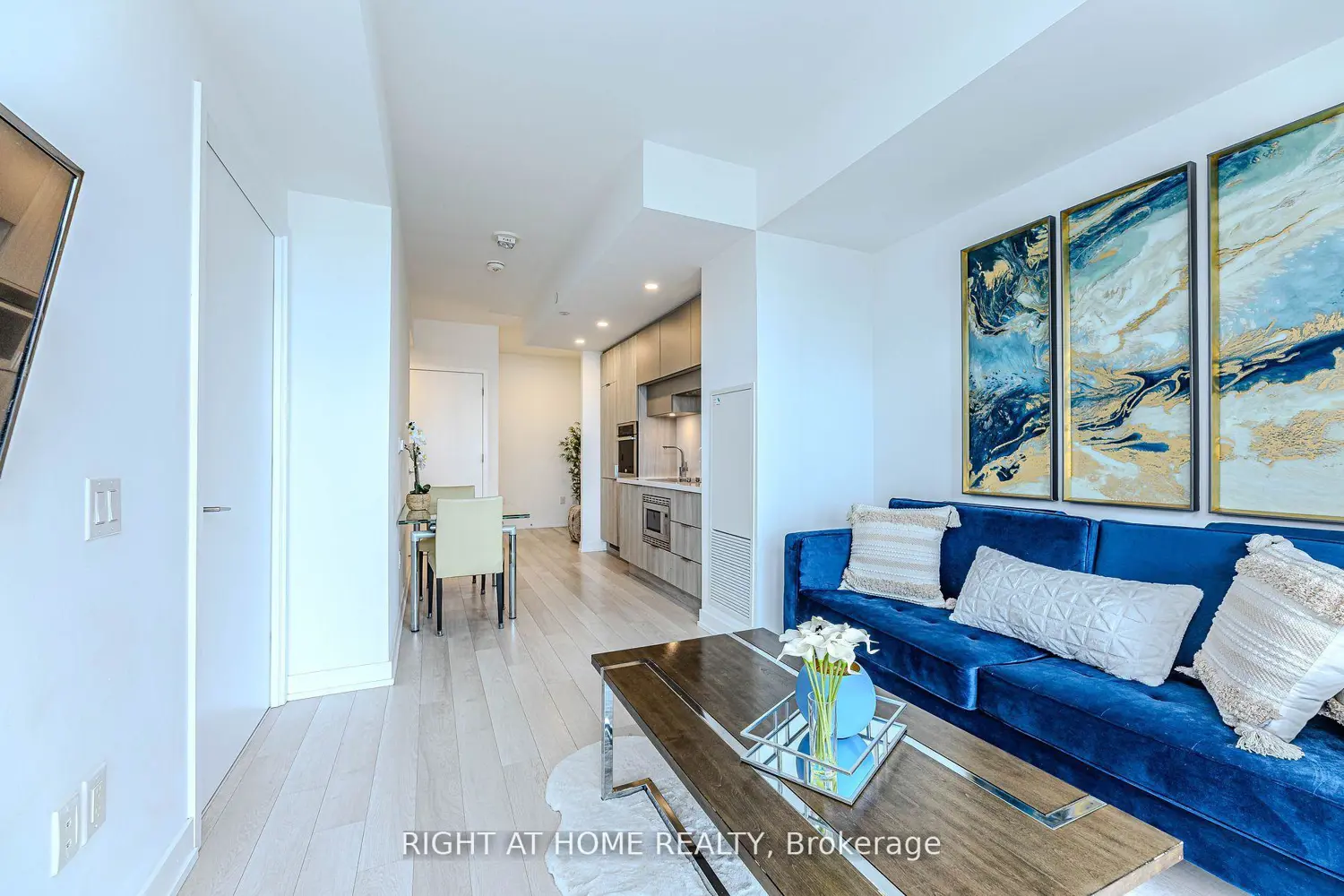 39 Roehampton Avenue 1301 photo 3