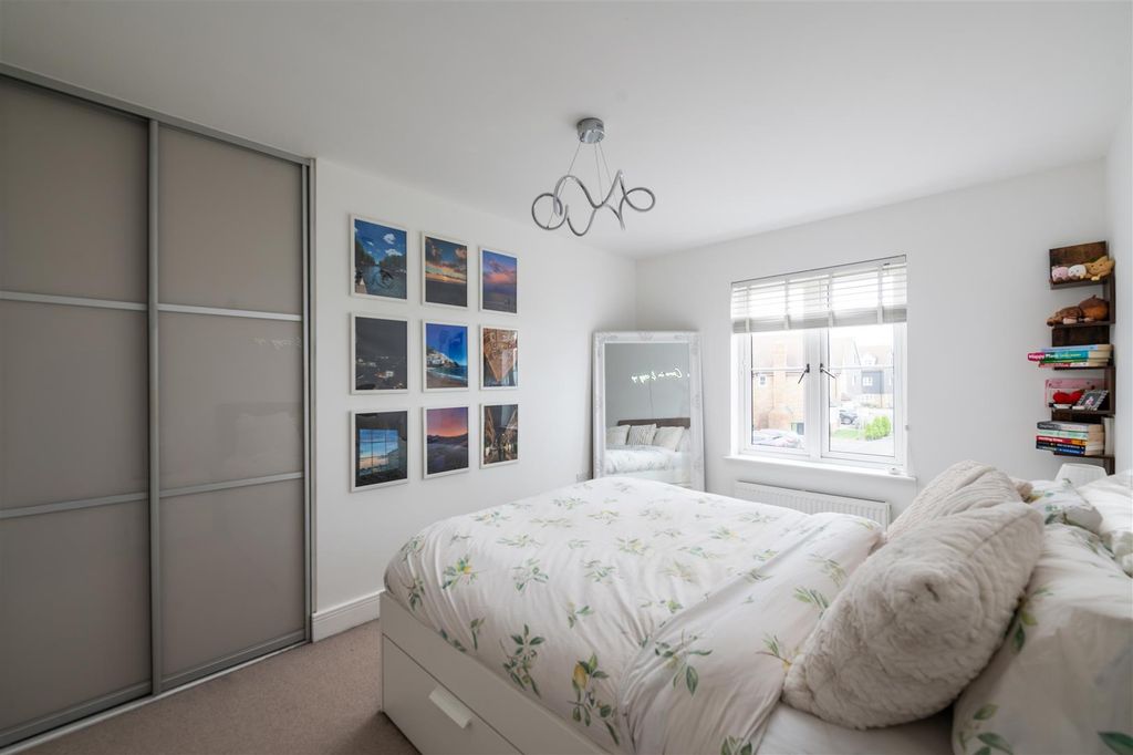 Additional image 9 of 2 bed flat for saleBrocklehurst Way, Horley RH6