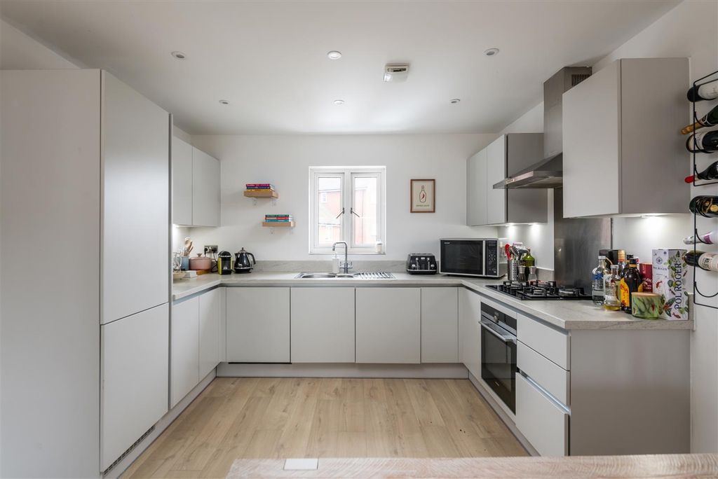 Additional image 4 of 2 bed flat for saleBrocklehurst Way, Horley RH6
