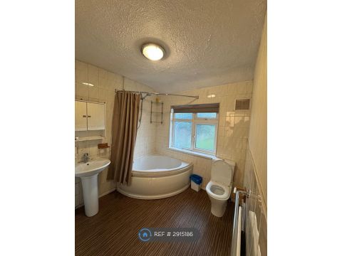 Broom Hall Crescent, Birmingham B27, Room to rent