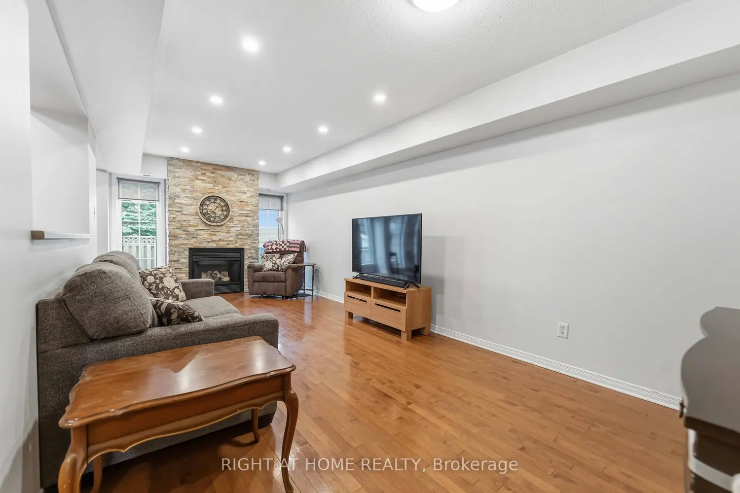 52 Fieldberry Private photo 3