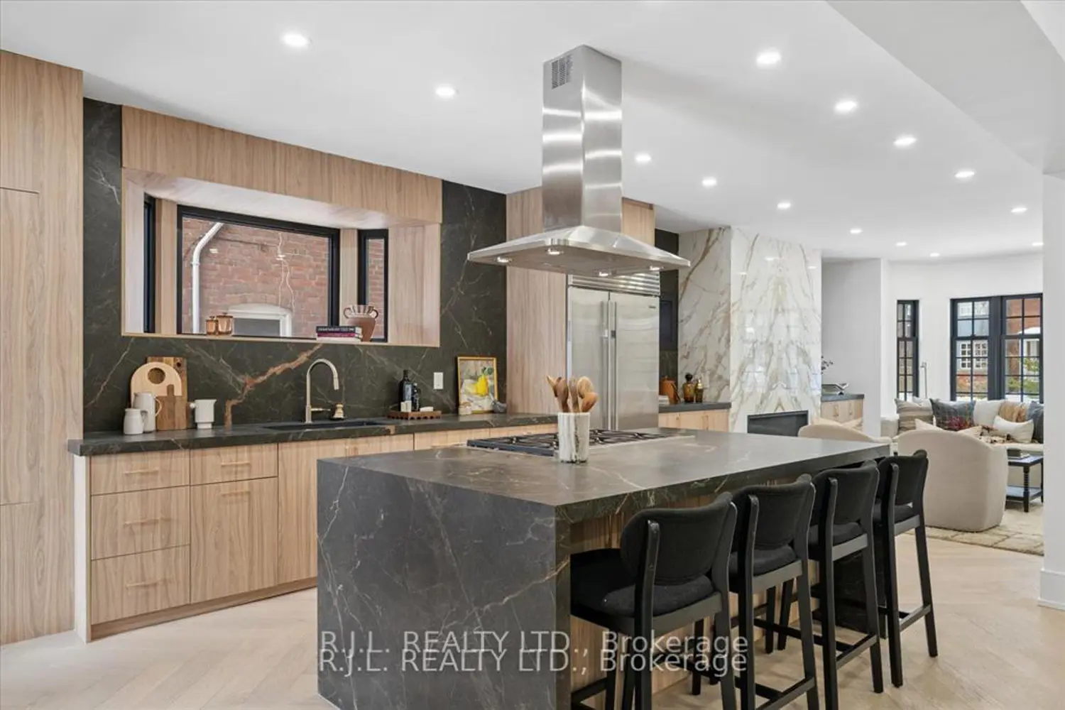 111 Roxborough Drive photo 4