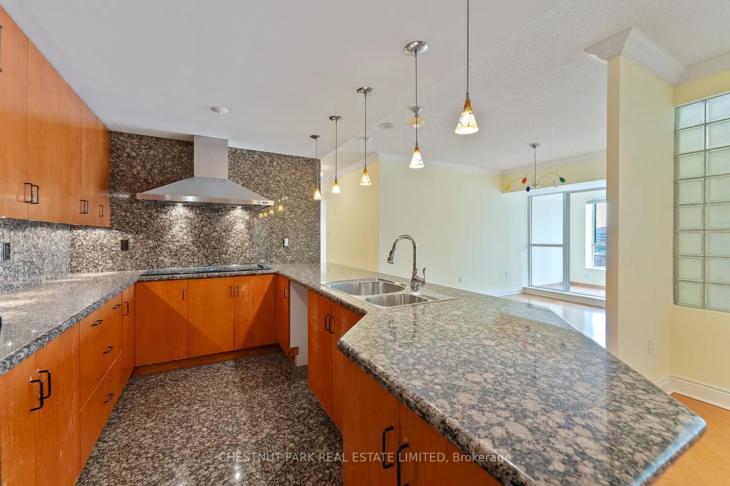 889 Bay Street 1610 photo 3