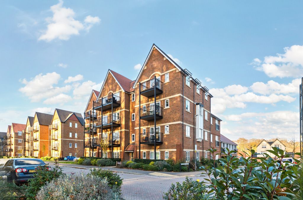 2 bed flat for saleAspen Road, High Wycombe, Buckinghamshire HP10