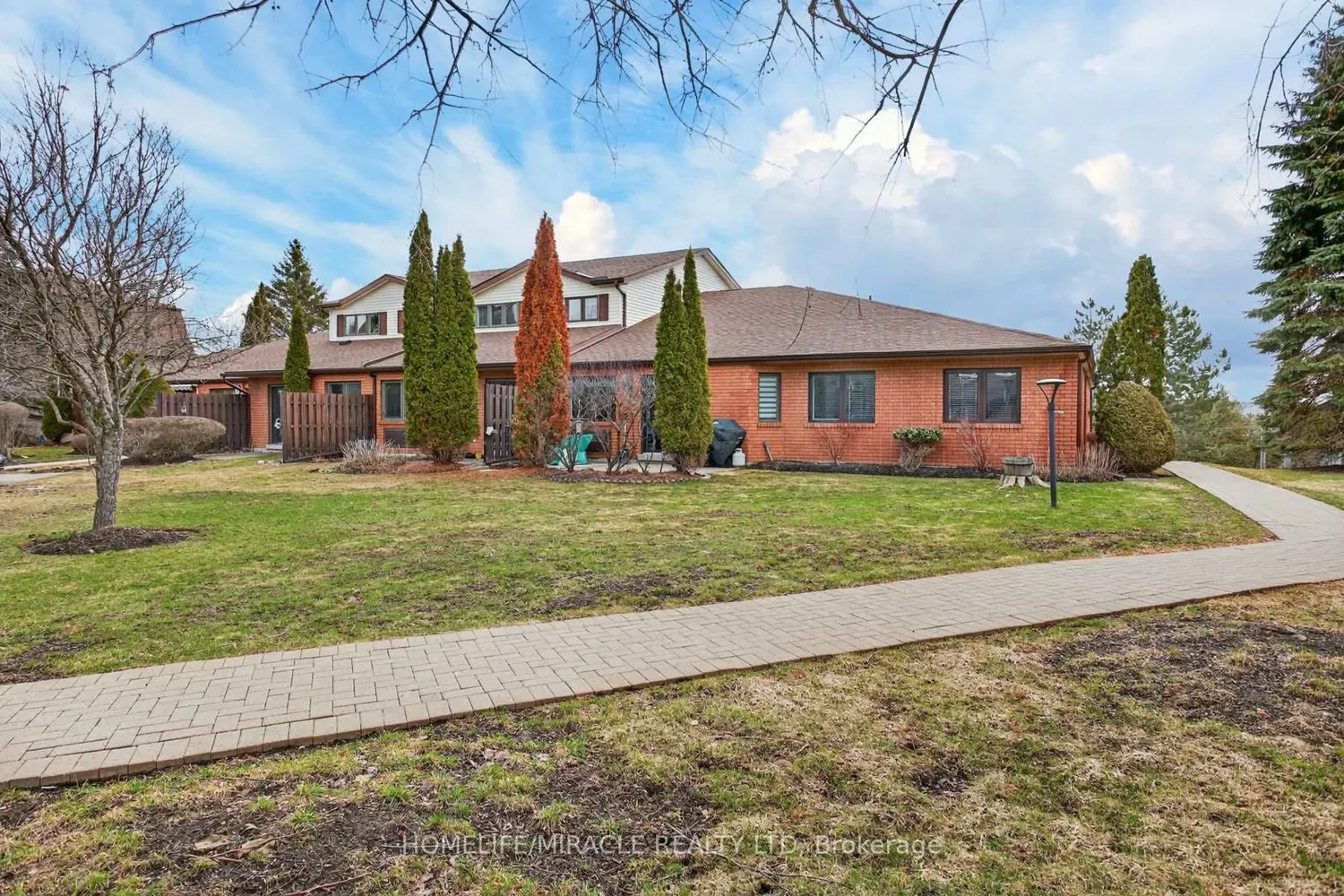 36 Champlain Crescent 32