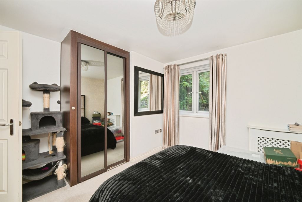 Additional image 10 of 2 bed flat for saleWaterfall Close, Hoddesdon EN11