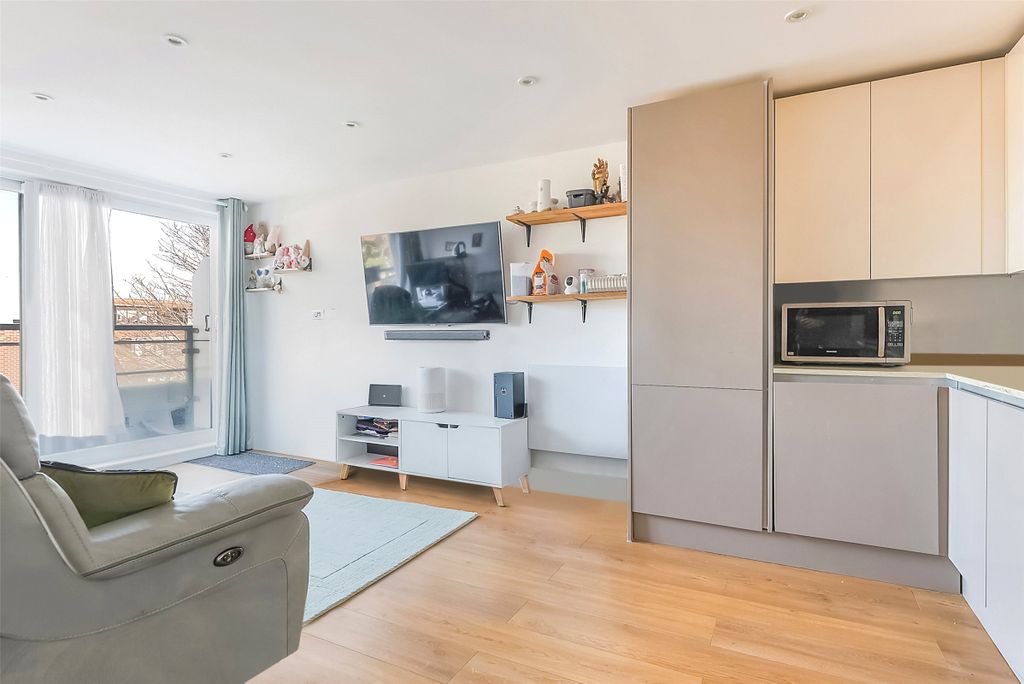 2 bed flat for saleVictoria Road, Horley, Surrey RH6
