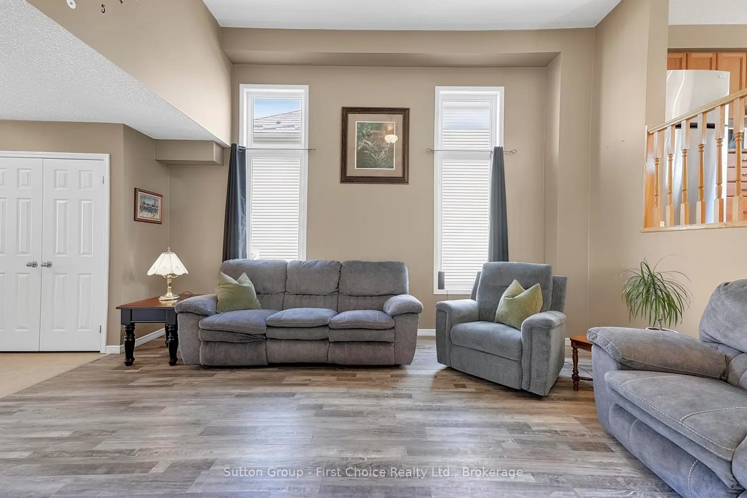 670 Reid Crescent photo 5