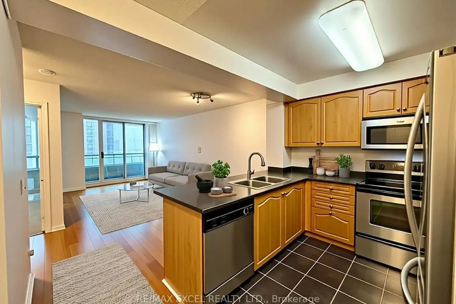350 Red Maple Road 712 photo 3