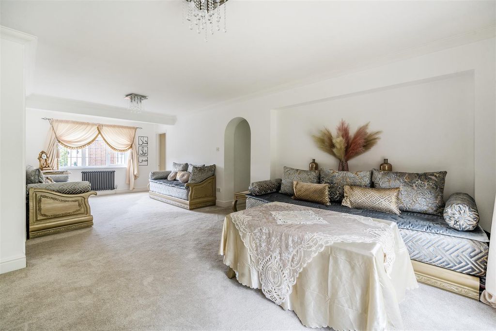 Additional image 2 of 6 bed detached house for saleMerlewood Close, High Wycombe HP11