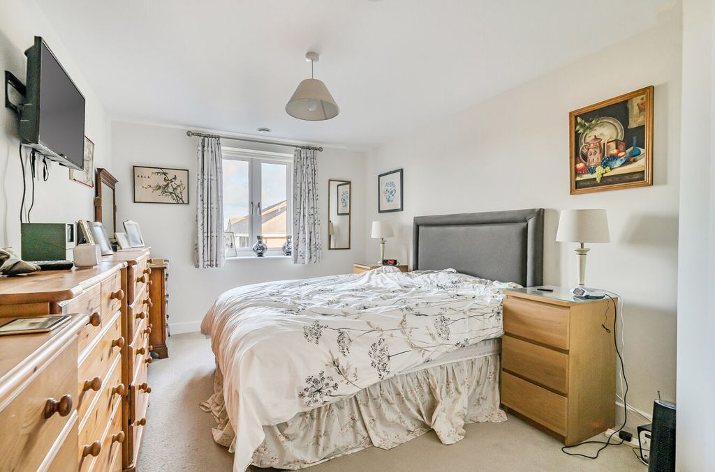 Additional image 4 of 2 bed flat for saleStation Road, Hook, Hampshire RG27
