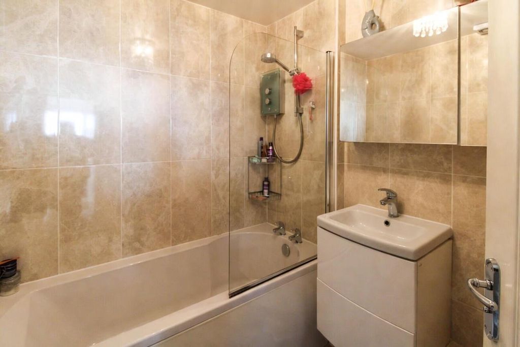 Additional image 7 of 1 bed flat for saleRectory Road, Rochford SS4