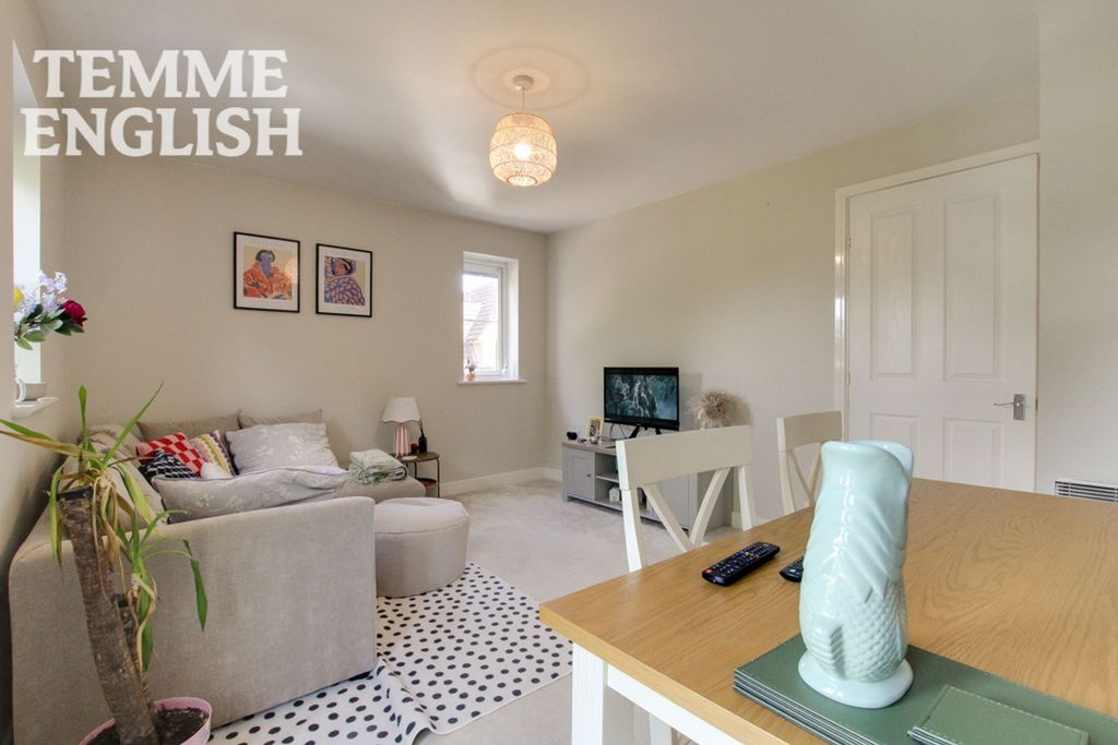 2 bed flat for saleTemple Way, Rayleigh SS6 photo 5