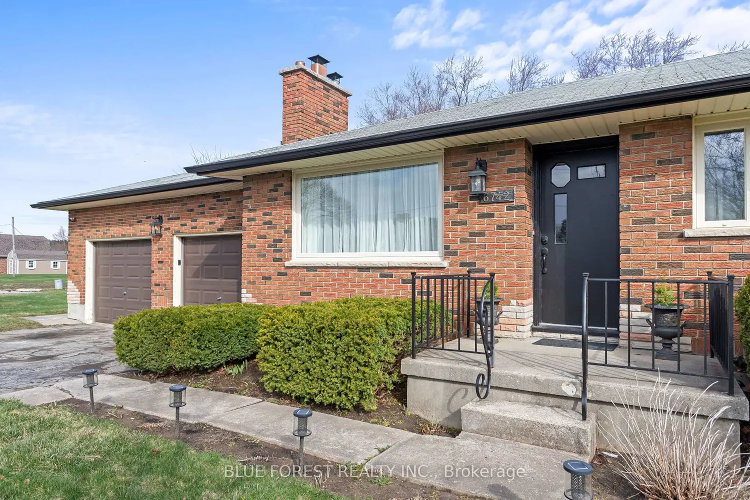 6742 James Street photo 2