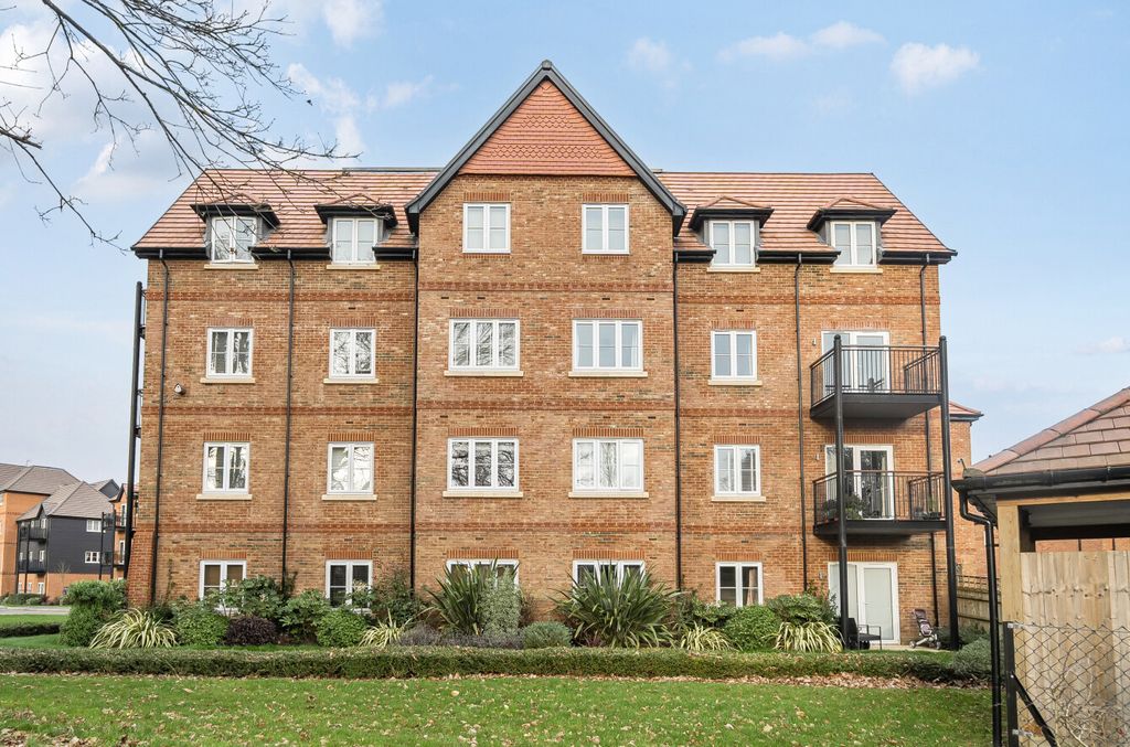 2 bed flat for saleAspen Road, High Wycombe, Buckinghamshire HP10