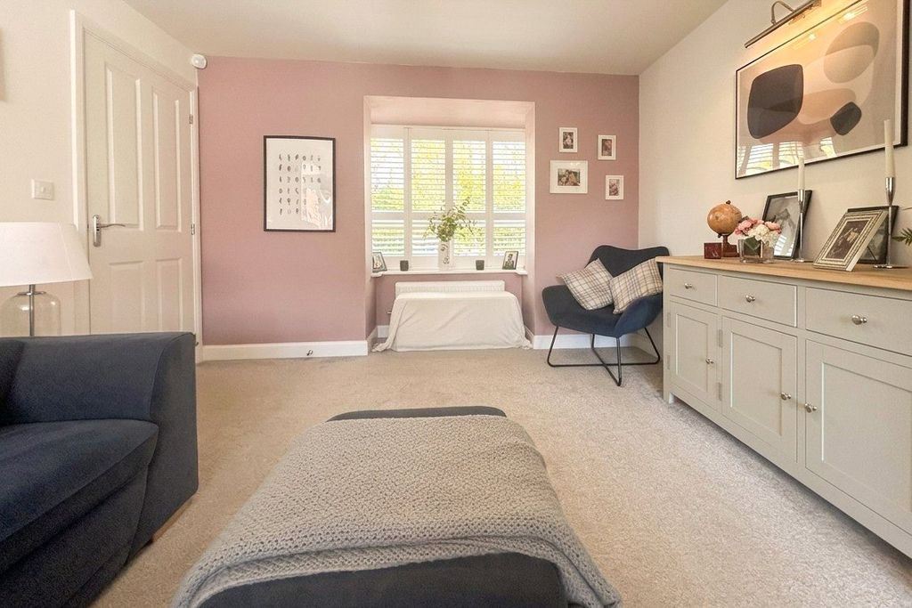 Additional image 10 of 5 bed detached house for saleViney Close, Hook, Hampshire RG27