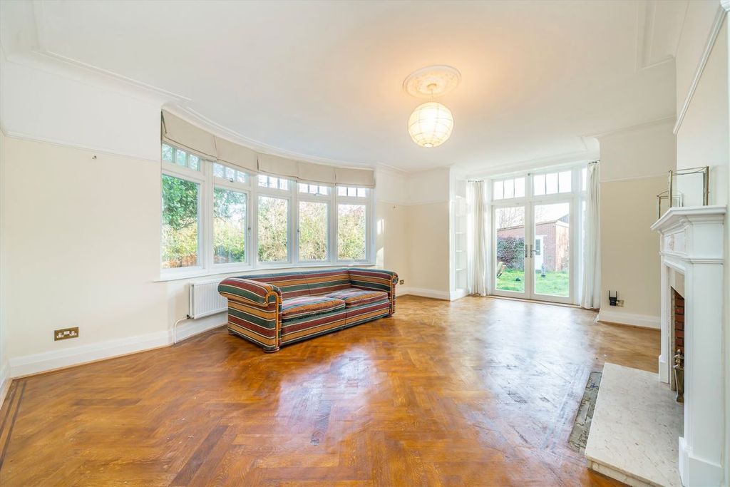5 bed detached house for saleSt. Stephens Road, Hounslow TW3 photo 2