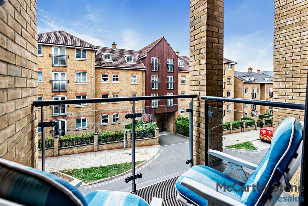 2 bed flat for saleEdward House, Peggs Lane, Gascoyne Way, Hertford SG13