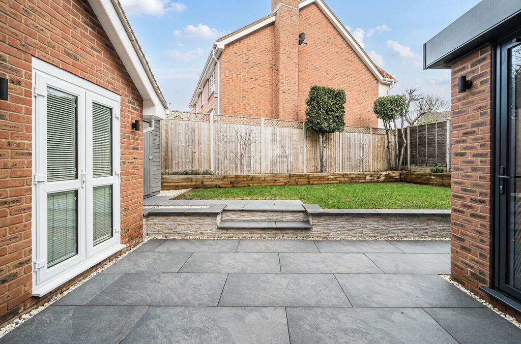 Additional image 10 of 5 bed detached house for saleMyllers Lond, Hook, Hampshire RG27