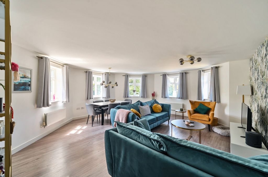 Additional image 4 of 3 bed flat for saleHindhead, Surrey GU26
