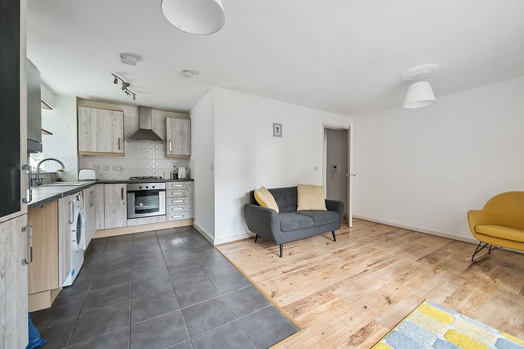 1 bed flat for saleRiver View, Shefford SG17 photo 4