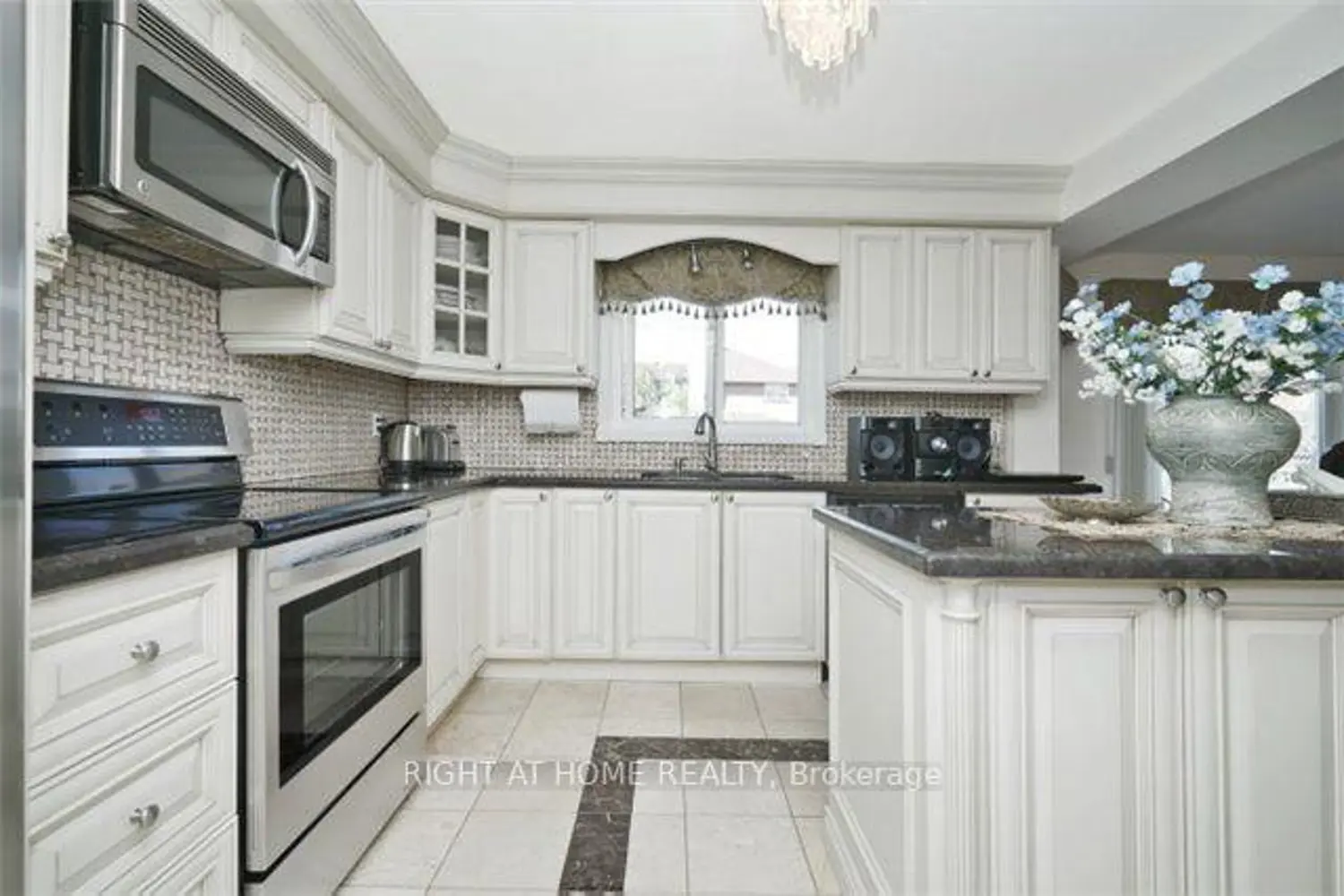 358 Valleymede Drive photo 4