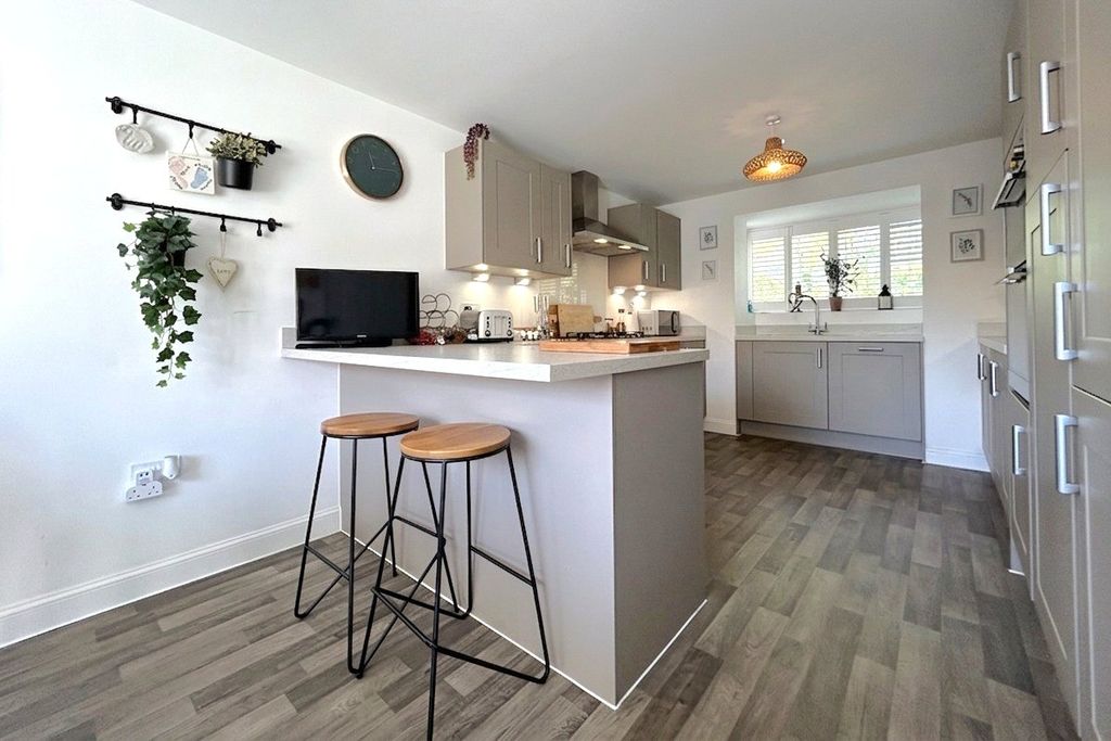 Additional image 4 of 5 bed detached house for saleViney Close, Hook, Hampshire RG27