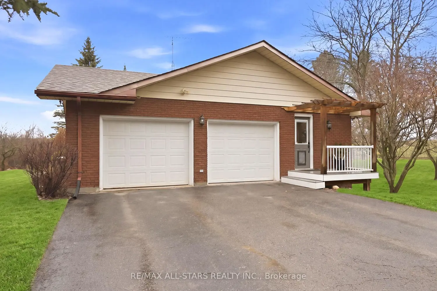 2407 Ashbridge Road photo 2