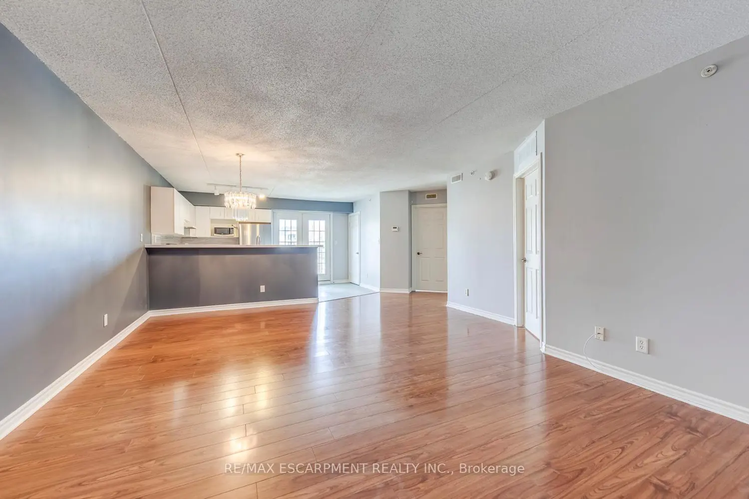 1411 Walkers Line 302 photo 2