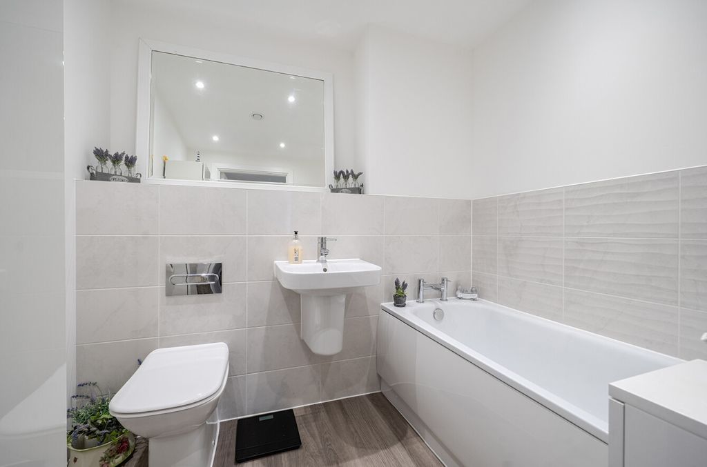 Additional image 13 of 2 bed flat for saleStation Road, Hook, Hampshire RG27