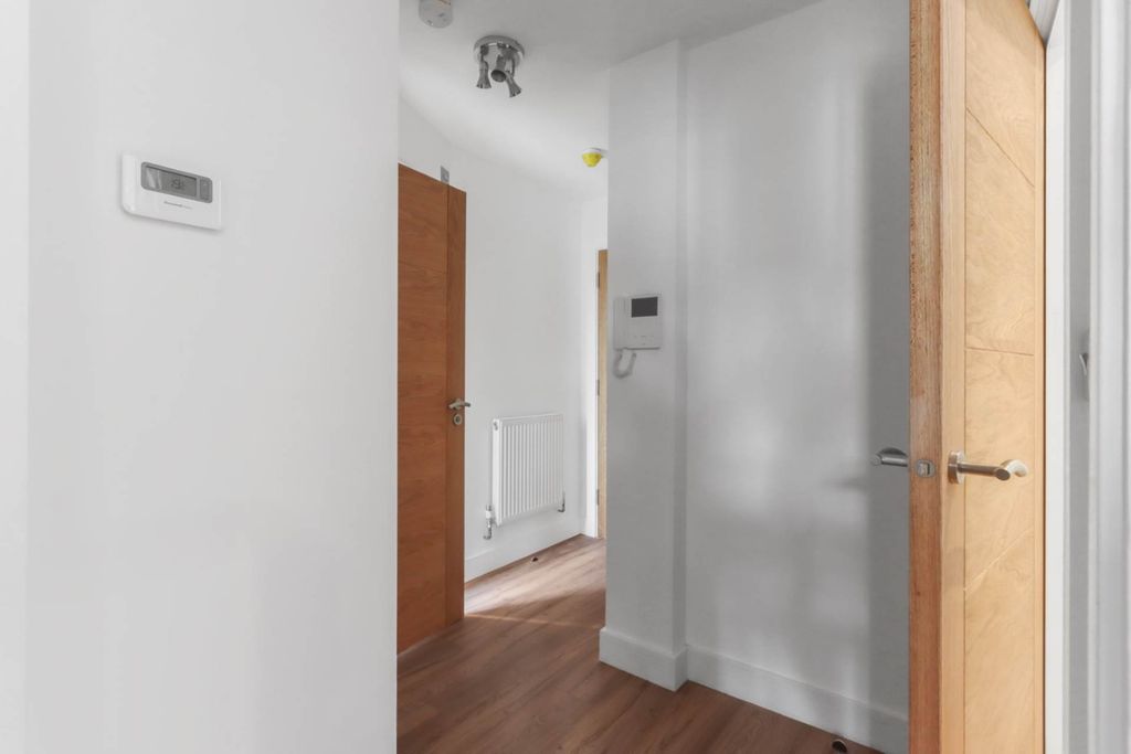 Additional image 2 of 3 bed flat for saleRye Road, Hoddesdon EN11